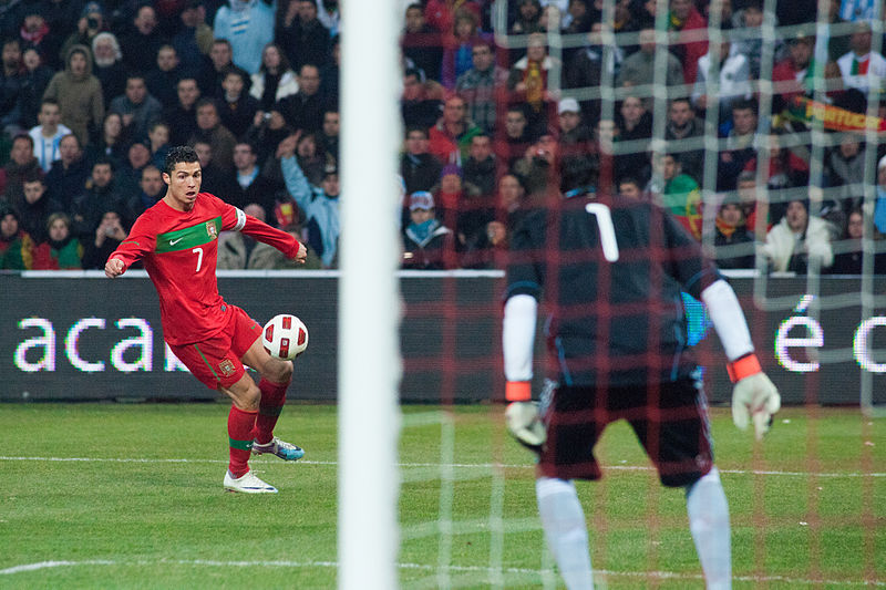 File:Cristiano Ronaldo (L), Sergio Romero (R) – Portugal vs. Argentina, 9th February 2011 (1).jpg