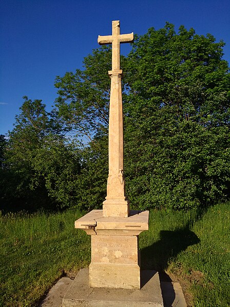 File:Croix du col de Saint-Bonnet, à Montmelas-Saint-Sorlin (Rhône), mai 2019.jpg