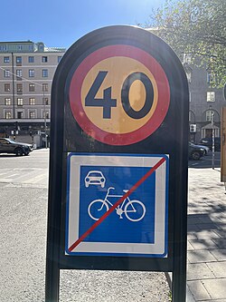 En skylt vid Odenplan i Stockholm som visar en cykelgata som upphör. Hastighetsgränsen ökas därmed till 40 istället för 30.