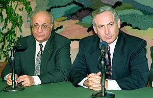 נתניהו עם יוסי בן אהרון, לאחר חזרה משיחות משא ומתן בוושינגטון שהתייקמו לאחר ועידת מדריד, 1992