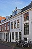 Woonhuis met beneden- en bovenwoning in traditioneel-classicistische vormen, wellicht in de vroege 19de eeuw ontstaan als onderdeel van het rijtje Molenstraat 3/5 tot 11/11a.