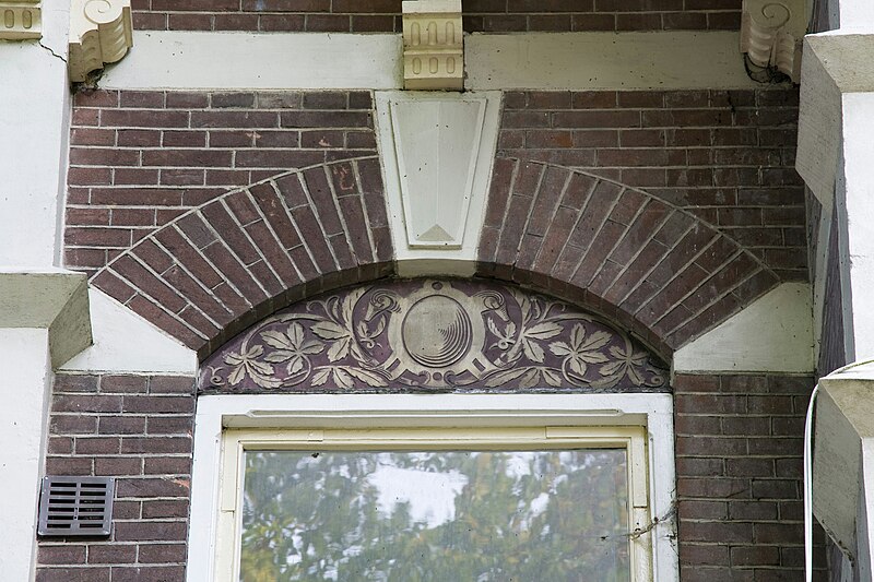 File:Detail van sgraffito in boogveld boven venster op de eerste verdieping - Wapenveld - 20410866 - RCE.jpg