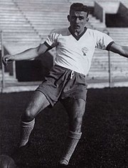 photo en noir et blanc d'un footballeur prêt à tirer dans un ballon