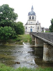 Dienville'deki Aube nehri üzerindeki kilise ve köprü