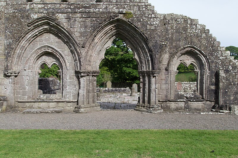 File:Dundrennan Abbey - view of chapter house elevation.jpg