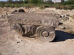 ACapitel de pedra antiga con relevo semellante a fentos no sitio arqueolóxico de Dvin