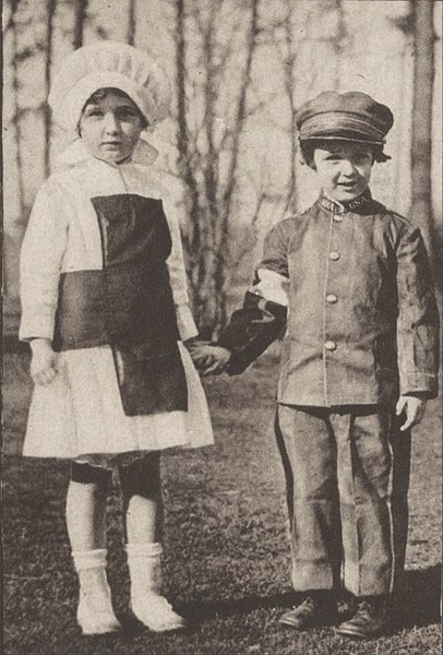 File:Edith & Anthony Drexel, children of Anthony J. Drexel Jr. and Marjorie Gould Drexel, April 1917.jpg