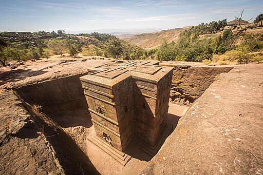 Blick auf eine der elf Felsenkirchen von Lalibela: Biete Ghiorgis. Eglise Saint George de Lalibella