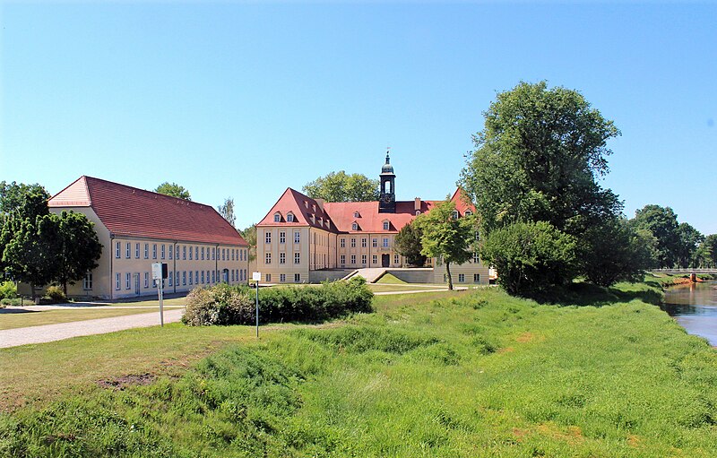 File:Elsterschloss Mai 2012 a.jpg