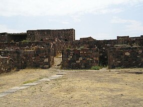 Стіни Еребуні, відновлені після археологічних розкопок