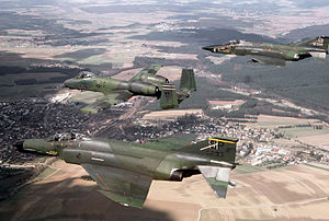 Mcdonnell F-4 Phantom Ii: Vývoj, Popis, Služba