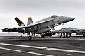 Eine F/A-18E Super Hornet der VFA-115 "Eagles" fängt bei einer Übungslandung das Bremsseil der USS John C. Stennis (CVN-74)