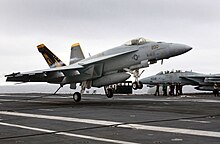 Eine F/A-18E landet mit Hilfe des Fanghakens auf der John C. Stennis