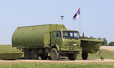 Kamion FAP 2026 BSD/A namenjen za prevoženje pontonskih članaka mosta PM M71 pored remorkera RPP M-68.