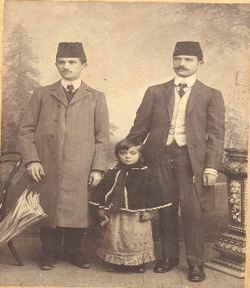 Dibra 1910 körül, a kép bal oldalán fivére, Faik Shatku