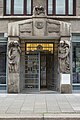 Deutsch: Kontorhaus Ferdinandstraße 6 (Frenssenhaus) in Hamburg-Altstadt, Portal. This is a photograph of an architectural monument. It is on the list of cultural monuments of Hamburg, no. 11840.