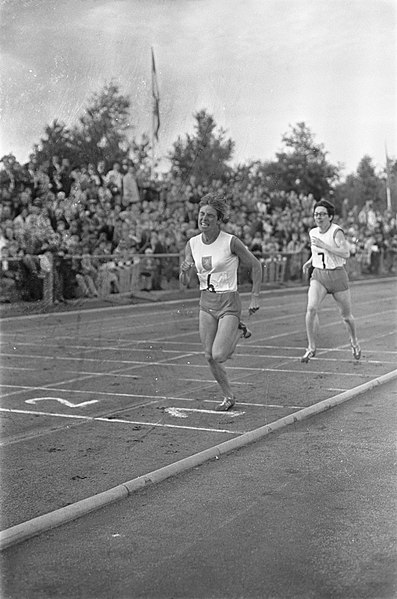 File:Finish van de 800 meter Ilja Keizer-Laman wint, tweede Maria Gommers, Bestanddeelnr 921-6070.jpg