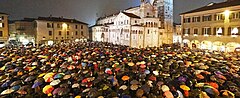 Sardine's rally in Modena Flash mob "6000 sardine contro Salvini" (Modena).jpg