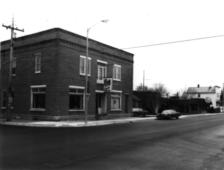 Former Cling's Bar and later Butch's Bar building in 1983; part of the Third Avenue Historic District.[12]
