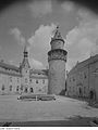 La cour intérieure du château avec le donjon à droite