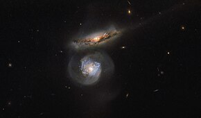 NGC 5765B (горе)