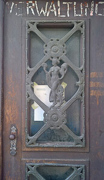 File:Front door of an administration in the Osthafen of Frankfurt am Main - Image impression of a street photographer.jpg