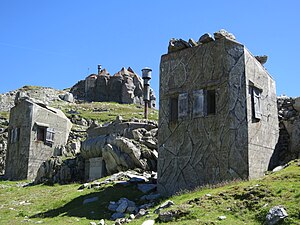 Les échappements des moteurs avec l'issue de secours au centre et la casemate mitrailleuse Est en arrière-plan