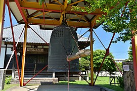 「やすらぎの鐘」は重さ12.5トン、口径2.10 m、高さ3.45 m。梵鐘の大きさとしては東日本最大級。