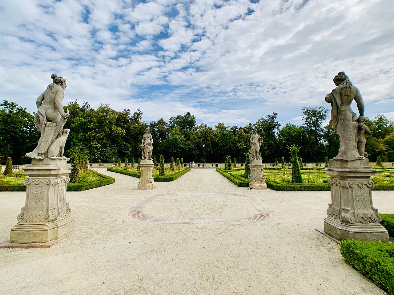 Garden sculptures of the Wilanów Palace, Poland 04.jpg