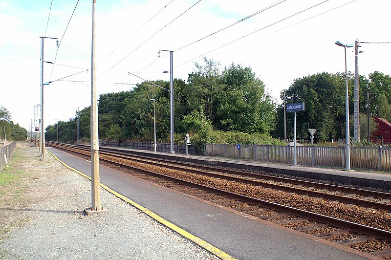 File:Gare-Landevant-Vannes.jpg