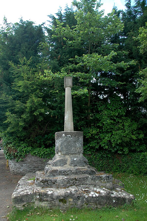 Garsington preaching cross has its medieval base and a remnant of its medieval shaft. Upon it are a small 20th century shaft and top.