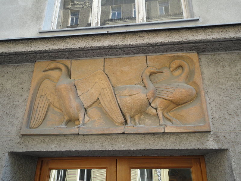 File:Gemeindebau III - Kegelgasse 44 (Relief Gänseweise).JPG