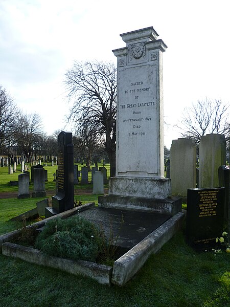 File:Grave of the Great Lafayette, Piershill Cemetery.jpg