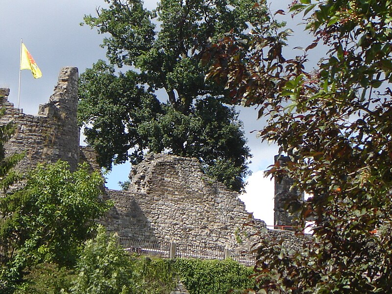 File:Gravenkasteel Rochefort.JPG