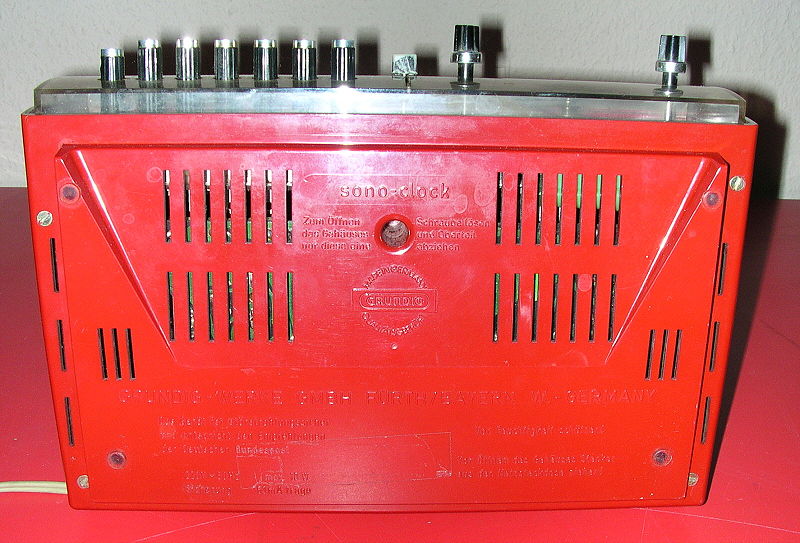 File:Grundig Sonoclock 10 rot u.jpg