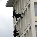 Miembros del GSG 9 haciendo rápel por una fachada.