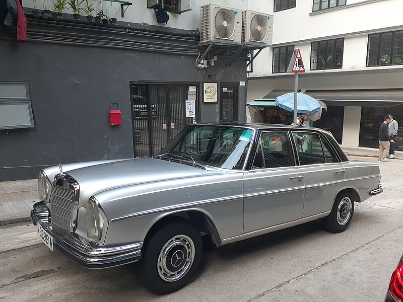 File:HK SW 上環 Sheung Wan Upper Station Street 太平山街 Tai Ping Shan Street outdoor car parking 銀色 silver 白色 white 奔馳 Mercedes-Benz 280S January 2021 SS2 12.jpg