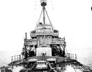 HMS Royalist oldinga 6 dyuymli qurol NAC PA-006533.jpg