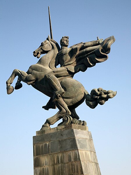 File:Hayk Bzhishkyan statue, Yerevan, VM 01.jpg