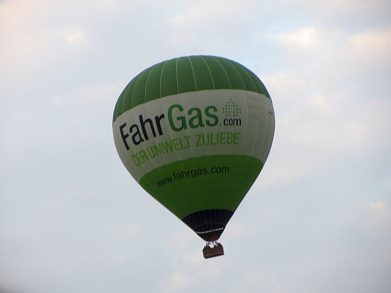File:Heißluftballon über Schlebusch.jpg