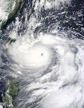 Тайфун Хиннамнор на пике интенсивности, 31 августа 2022
