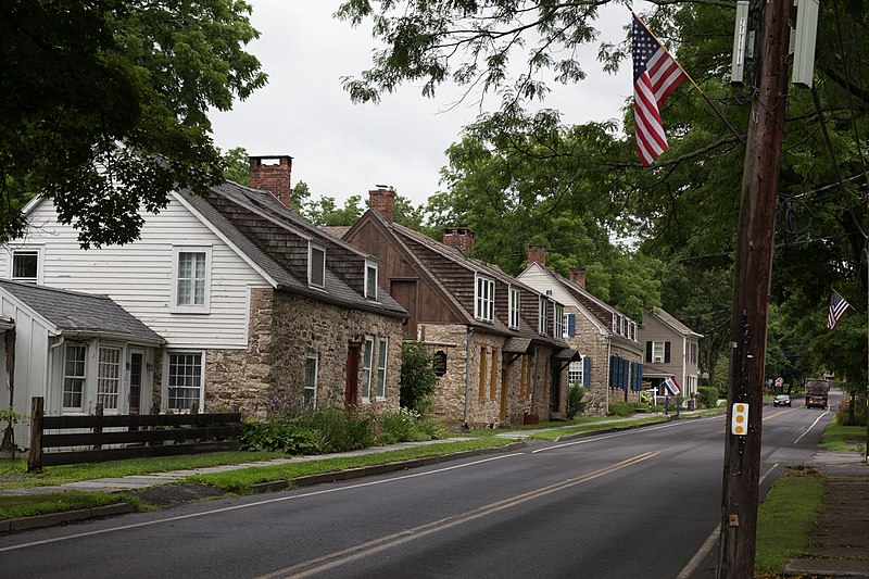 File:Historic homes along Main street, Hurley, New York.jpg