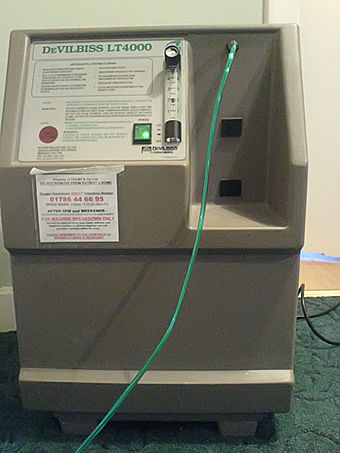慢性阻塞性肺病患者家中的一台氧浓缩器（英语：oxygen concentrator）