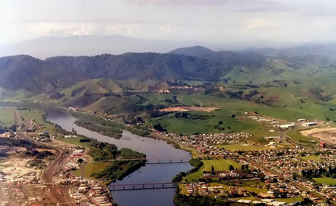 File:Huntly and Waikato River in 1991.jpg