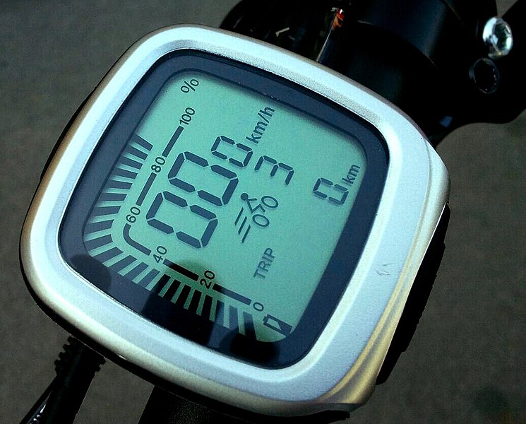 Hybrid bicycle speedometer with integrated battery level measurement