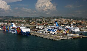 Traghetti al porto commerciale.