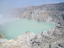 Vue de l'intérieur du cratère du Kawah Ijen avec son lac acide couleur turquoise. Les vapeurs sur la gauche de l'image sont émises par la solfatare d'où est extrait du minerai de soufre.