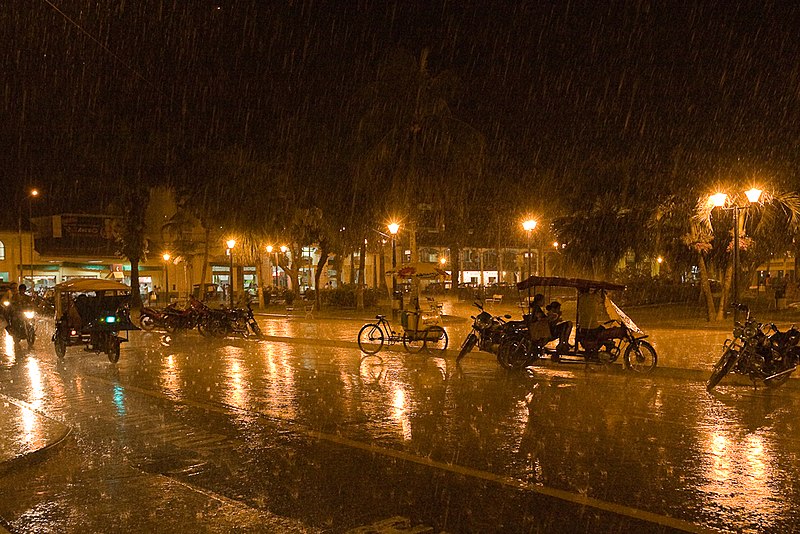 File:Iquitos en lluvia.jpg