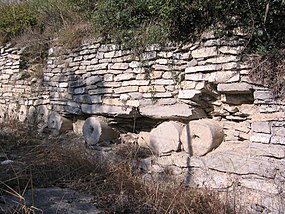 Iruña Veleia, muralla detalle columnas.JPG