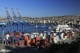 Vista de Valparaíso com o porto em primeiro plano